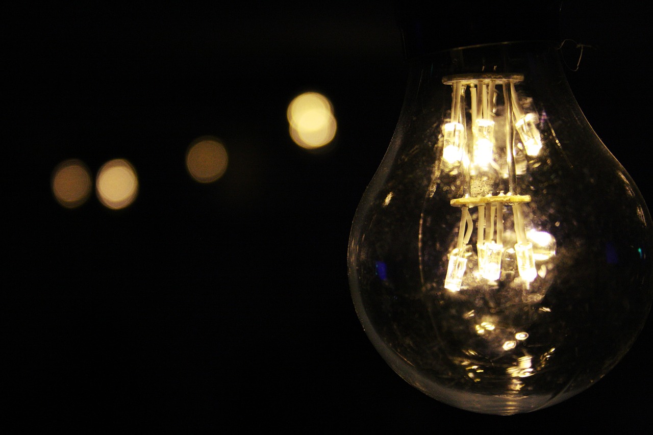 Ile żarówka zużywa prądu? Jak znaleźć idealne żarówki LED do domu? Jak dobrać żarówki LED?