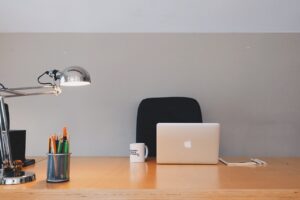 Prawidłowe oświetlenie biurka. Właściwe oświetlenie biurka dla dużych i małych użytkowników. Oświetlenie biurka ile lumenów?