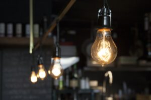 Żarówki jakie wybrać? Jak właściwie oświetlić nasz dom – kilka porad. Żarówki ile lumenów powinny mieć?