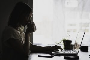 Znaczenie szkoleń BHP online w kontekście bezpieczeństwa pracy w nowoczesnym zatrudnieniu