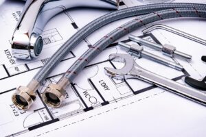 Uszczelnienia hydrauliczne: jak dobrać typ do siłownika i warunków pracy, by ograniczyć wycieki i zużycie